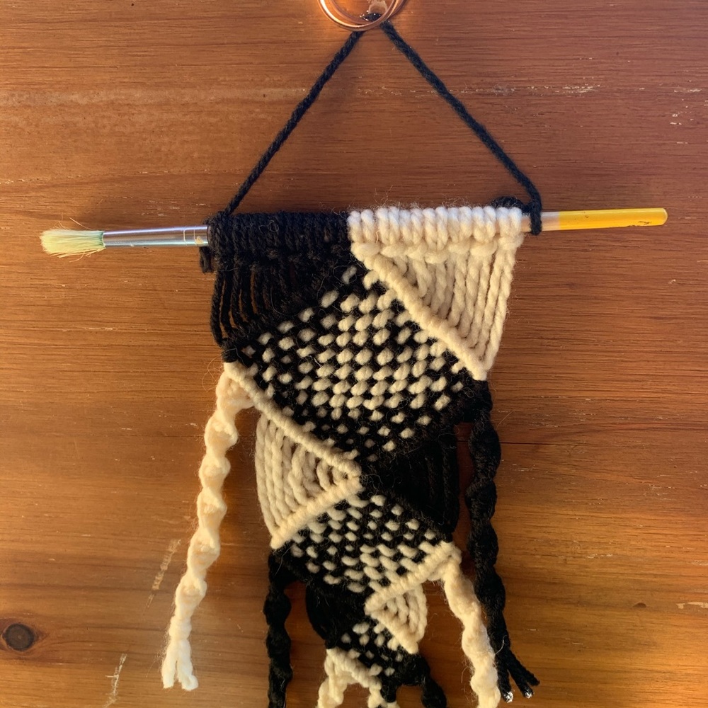 yin yang paintbrush macrame - Picture 2 of 11
